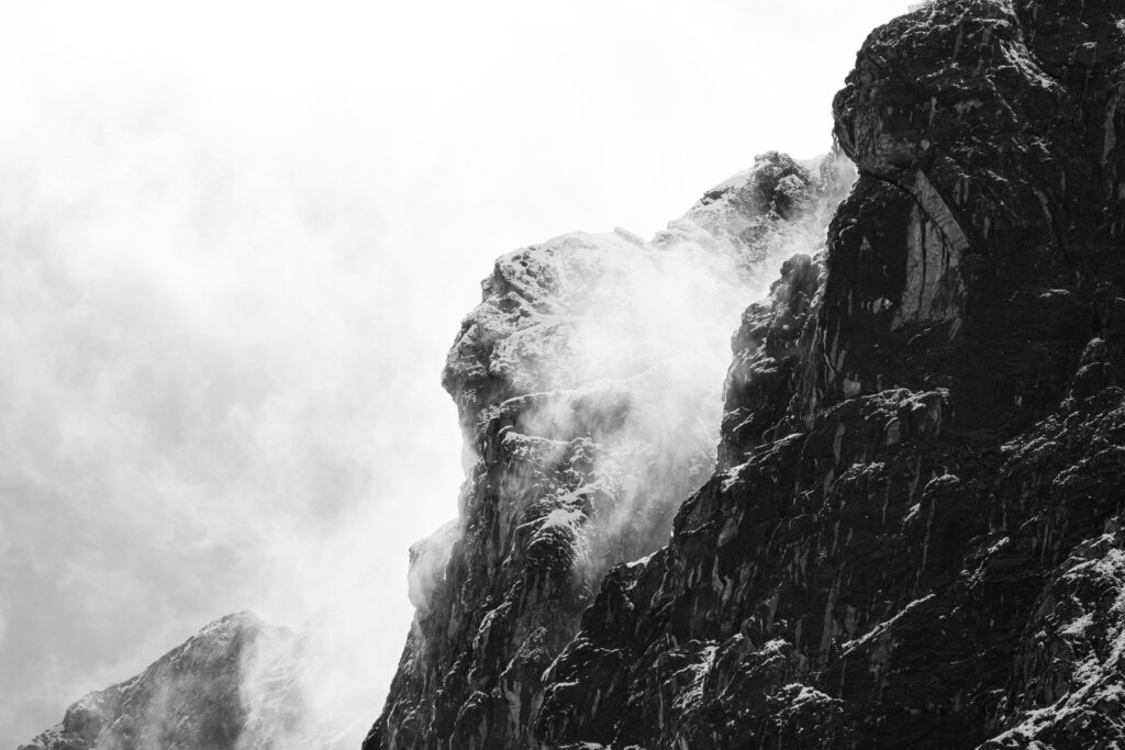 Schwarzweissbild eines Bergkammes mit Wolken