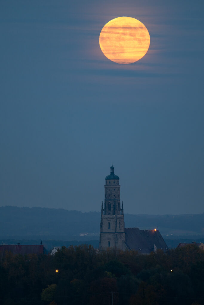 Supermond über Nördlingen mit dem Daniel Turm der St.-Georgs-Kirche