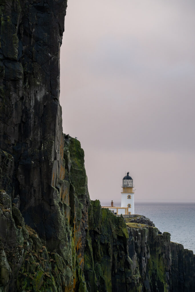 Nahaufnahme des Leuchtturmes des Neist Point auf der Isle of Skye