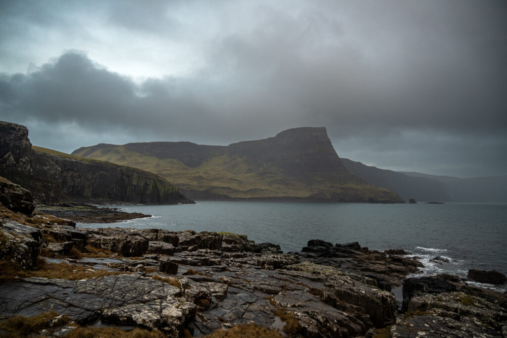 Küste in Schottland mit düsteren Wolken