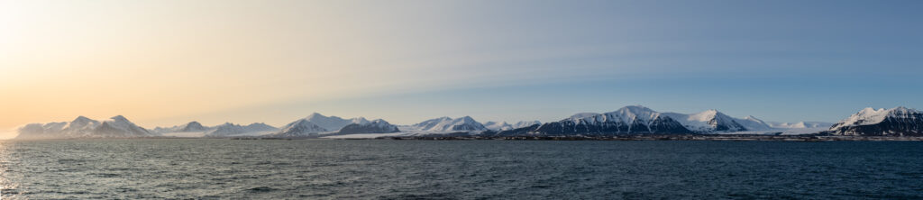 Panorama der Küste von Spitzbergen bei Abendsonne