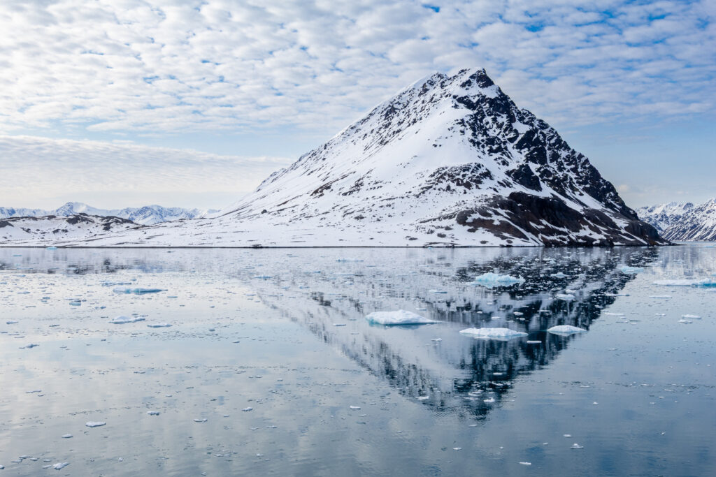 Verschneiter Berg in einem Fjord in Spitzbergen.