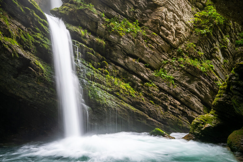 Quelle der Thur. Ein kleiner Wasserfall in den Felsen.