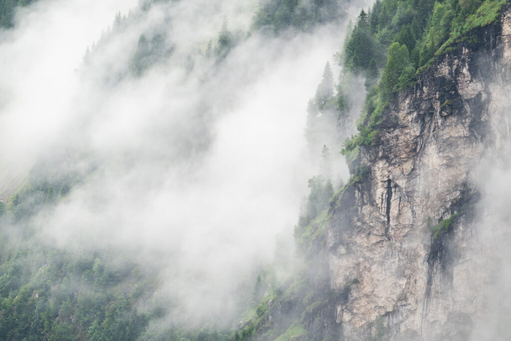 Landschaft mit Nebel in den Zentralalpen